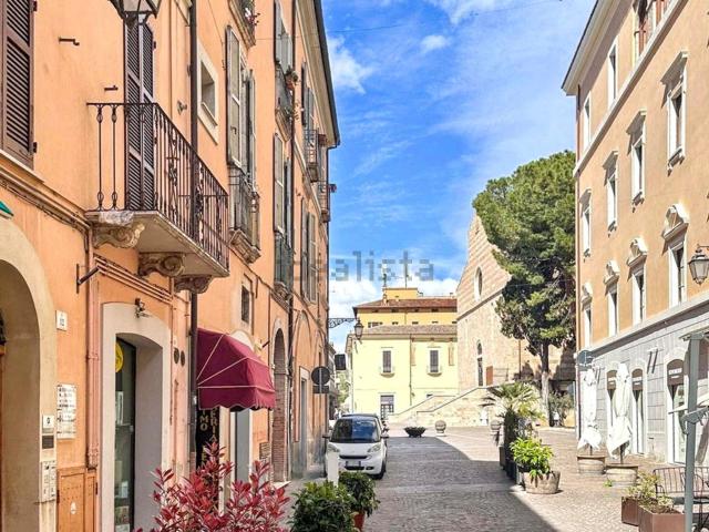 Appartamento in vendita di 91 m² in Via Vittorio Veneto, 12