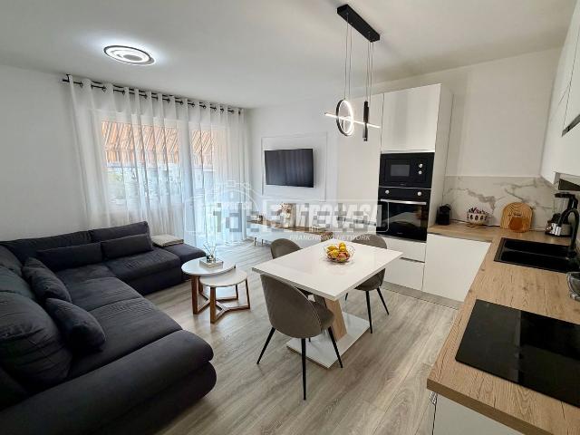 Appartamento in vendita di 116 m² in Via Fratelli Rosselli, 17