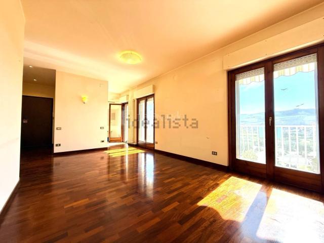 Appartamento in vendita di 97 m² in Via Ugo Foscolo, 18