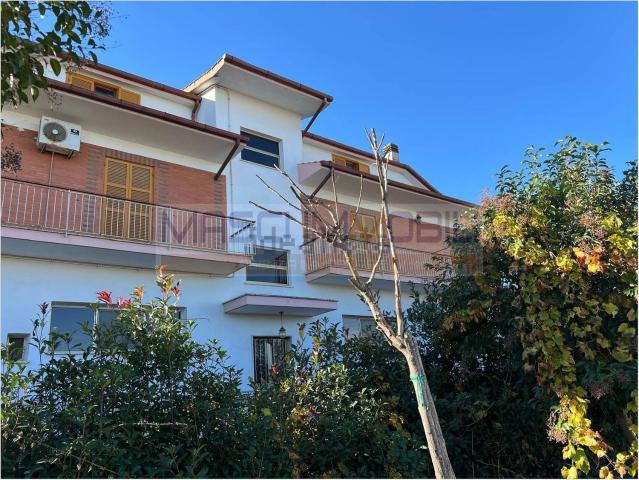 Appartamento in vendita di 95 m² in Via Tiberina, 100