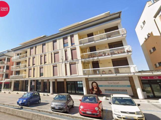 Appartamento in vendita di 95 m² in Via Trento, 33