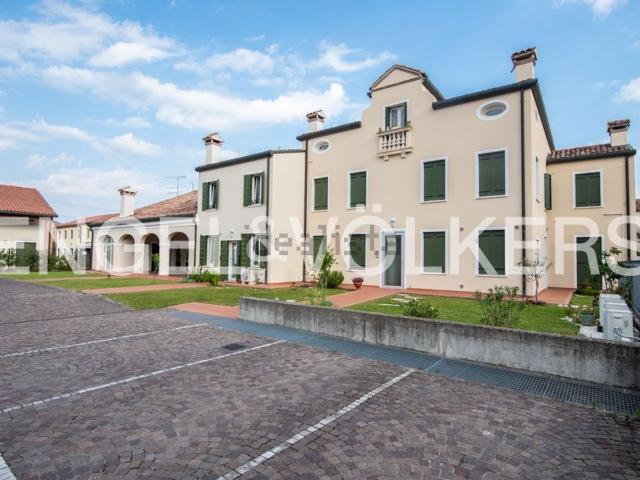Appartamento in vendita di 95 m² in Via del Capitello Albrizzi