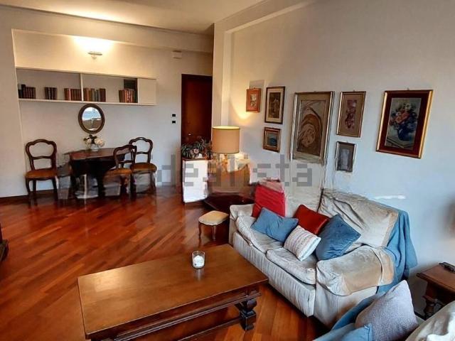 Appartamento in vendita di 95 m² in Via Lario