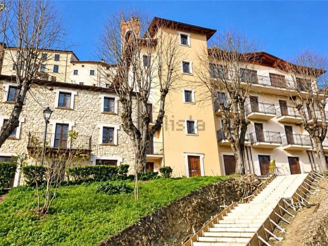 Appartamento in vendita di 968 m² in Via Giacomo Leopardi, 13