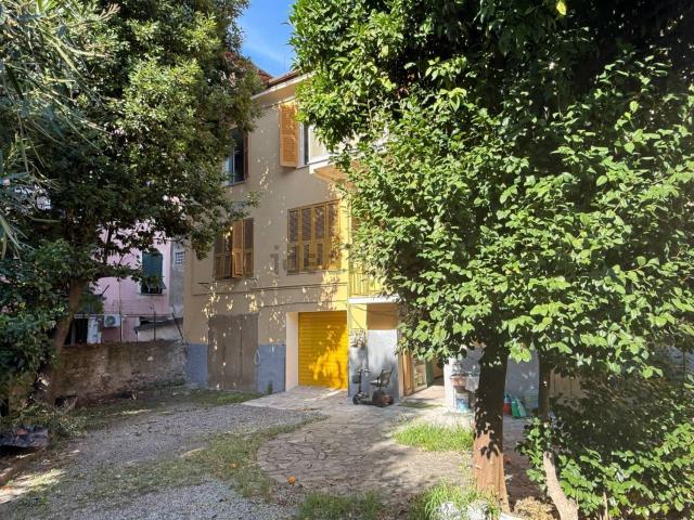 Appartamento in vendita di 98 m² in Via Cesare Battisti
