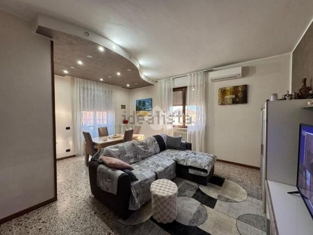 Appartamento in vendita di 98 m² in Via Circonvallazione, 11