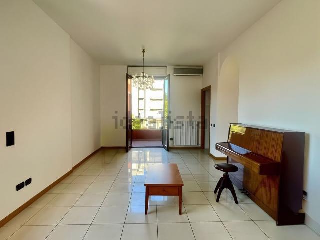 Appartamento in vendita di 100 m² in Via C. Cattaneo, 2