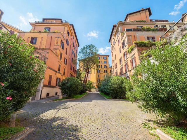 Appartamento in vendita di 100 m² in Via Giuseppe Sacconi, 19