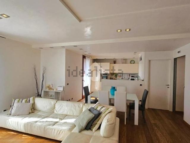 Appartamento in vendita di 100 m² in Via Lovarini, 1