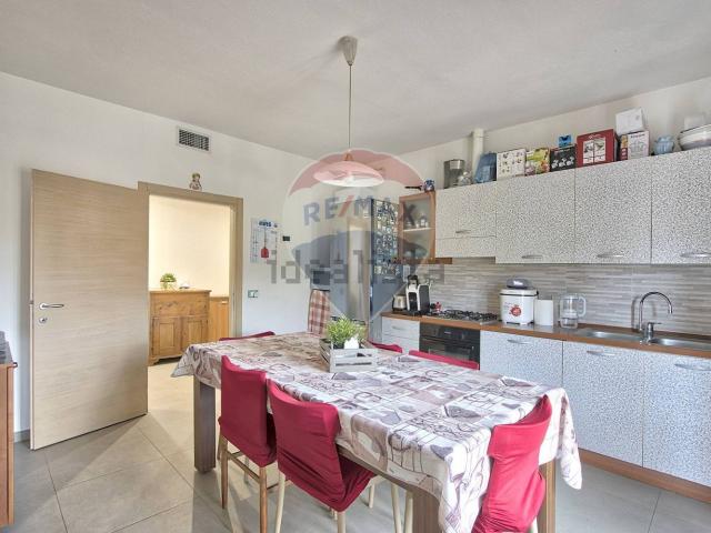 Appartamento in vendita di 100 m² in Via Martiri dell&apos Oreno, 22