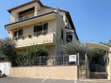 Appartamento in vendita di 100 m² in Via Santa Maria in Cerreto, 31