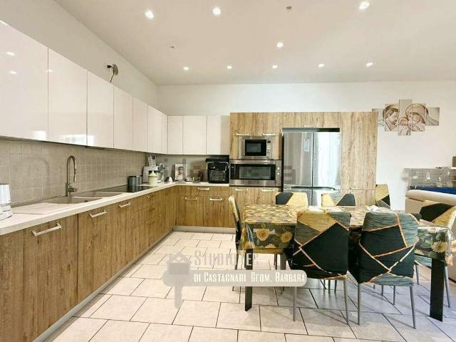 Appartamento in vendita di 100 m² in Via Traversara, 54