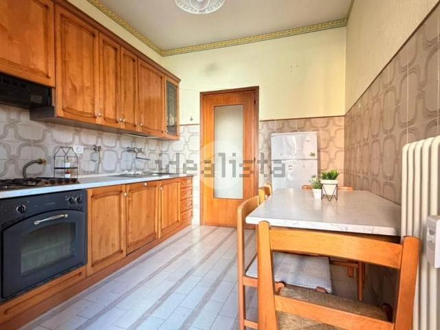 Appartamento in vendita di 100 m² in Via Ugo Foscolo, 10
