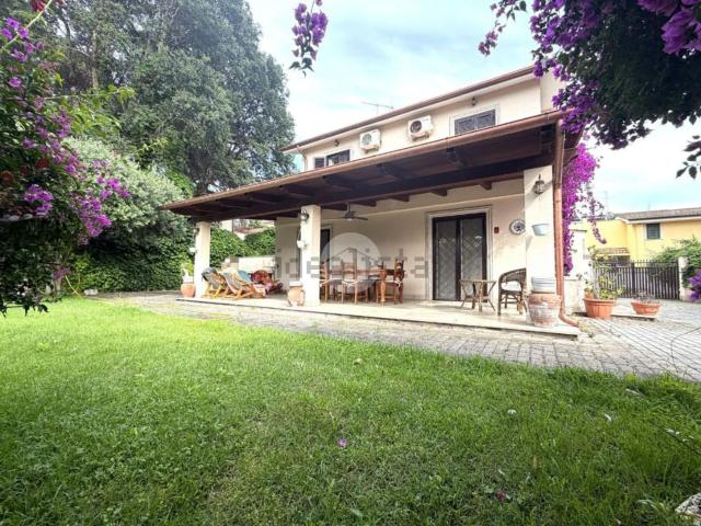 Appartamento in vendita di 100 m² in Viale delle Viole, 77