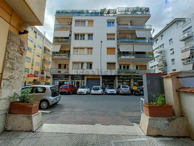 Appartamento in vendita di 101 m² in Via Alberico Albricci, 5