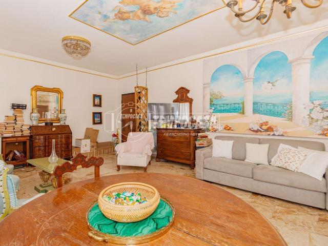 Appartamento in vendita di 101 m² in Via Alcide de Gasperi, 5