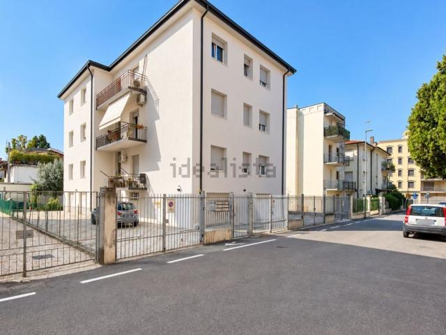Appartamento in vendita di 102 m² in Via Bartolomeo Ruspoli, 43