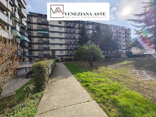 Appartamento in vendita di 102 m² in Viale Viareggio, 35
