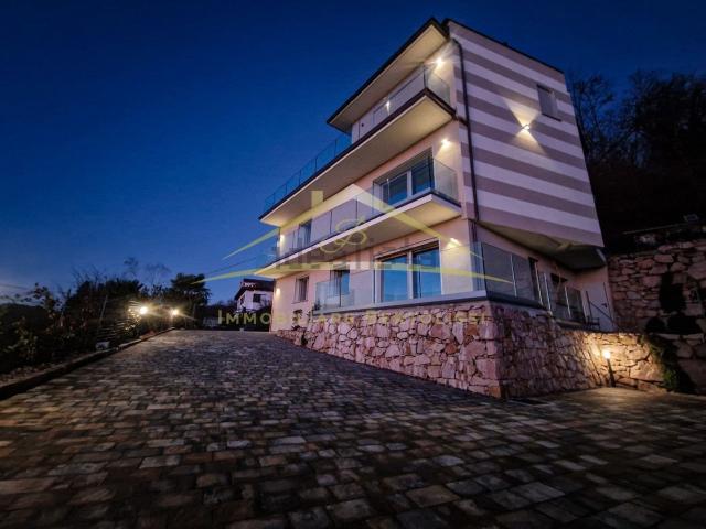 Appartamento in vendita di 103 m² in Via Colle dei Fiori, 8
