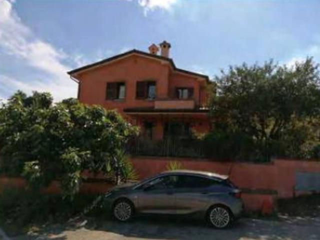 Appartamento in vendita di 103 m² in Via Pesaro