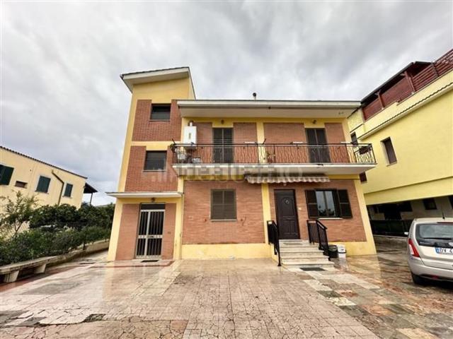 Appartamento in vendita di 105 m² in Via Cisternense
