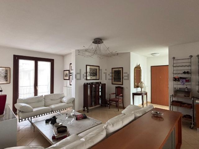 Appartamento in vendita di 105 m² in Via degli Ulivi