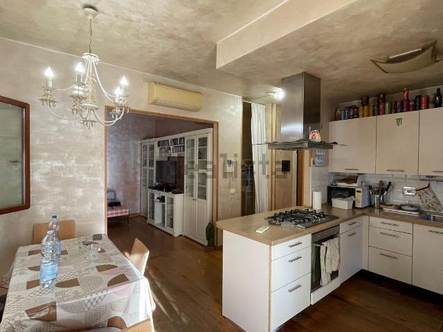 Appartamento in vendita di 105 m² in Via Osnago, 29