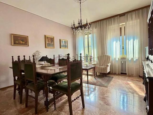 Appartamento in vendita di 105 m² in Via Montebello, 82