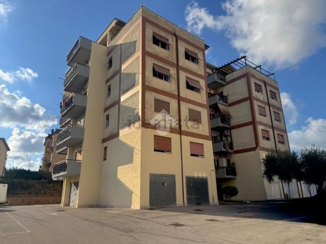 Appartamento in vendita di 105 m² in Via Nettunense, 230