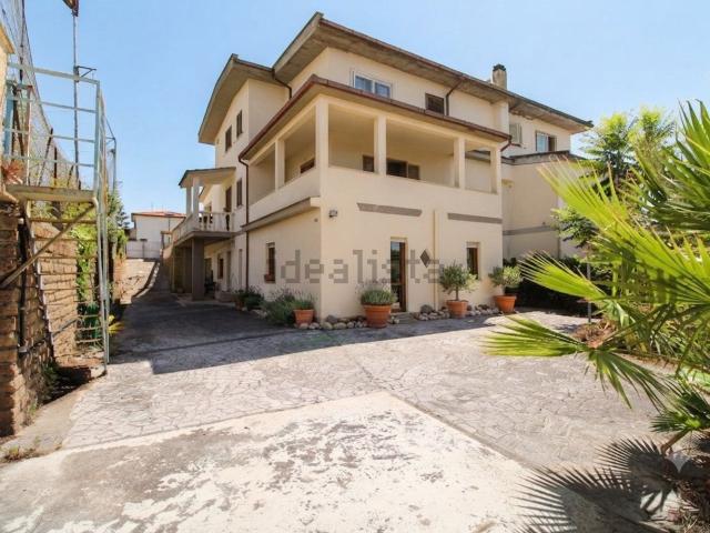 Appartamento in vendita di 105 m² in Via V. Alfieri, 64