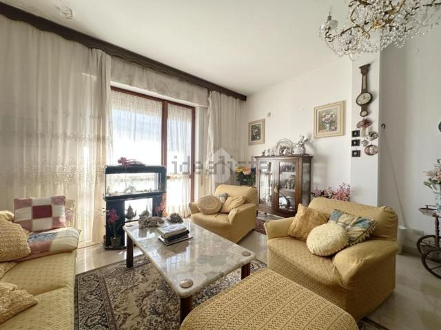 Appartamento in vendita di 105 m² in Viale delle Pinete, 75