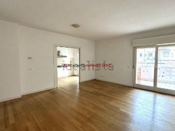 Appartamento in vendita di 105 m² in Via G. E. di Velo, 30