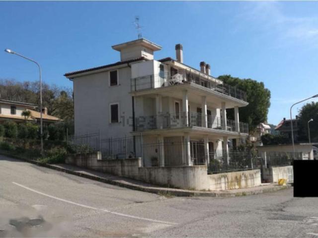 Appartamento in vendita di 107 m² in Via dei Tigli, 11