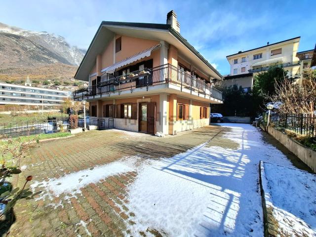 Appartamento in vendita di 107 m² in Via Monsignore Alliod, 17