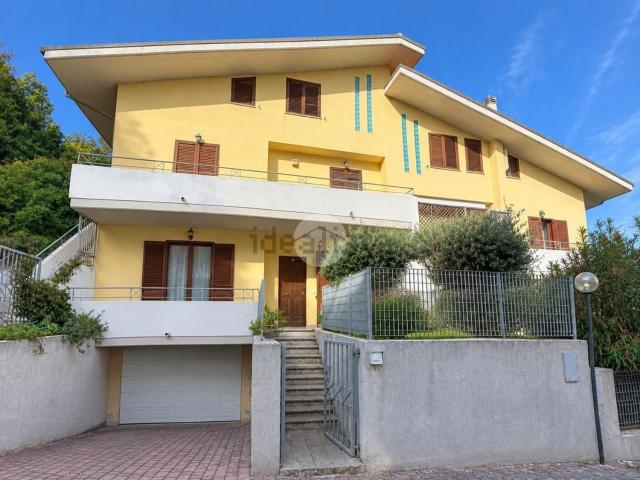 Appartamento in vendita di 107 m² in Contrada Foro, 135