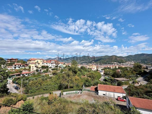 Appartamento in vendita di 108 m² in Via la Pella