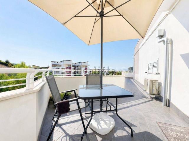 Appartamento in vendita di 108 m² in Via Montesecco, 75