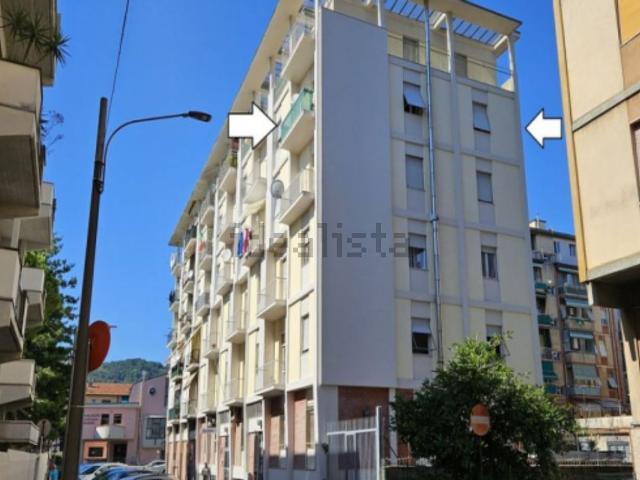 Appartamento in vendita di 109 m² in Via Ugo Foscolo