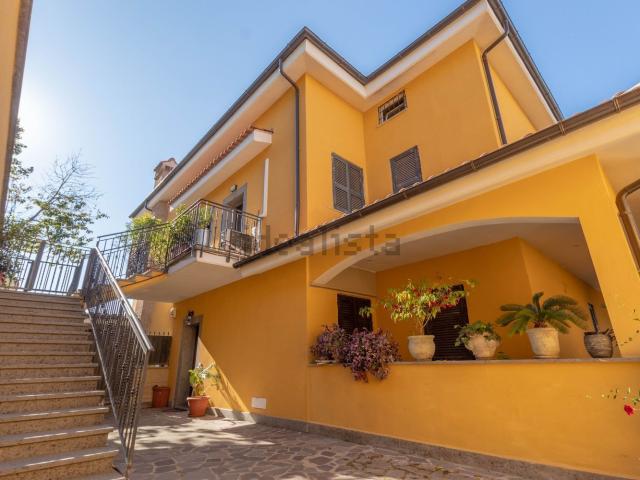 Appartamento in vendita di 110 m² in Via Gabriella degli Esposti