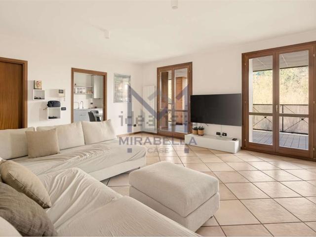 Appartamento in vendita di 110 m² in Via Como, 11