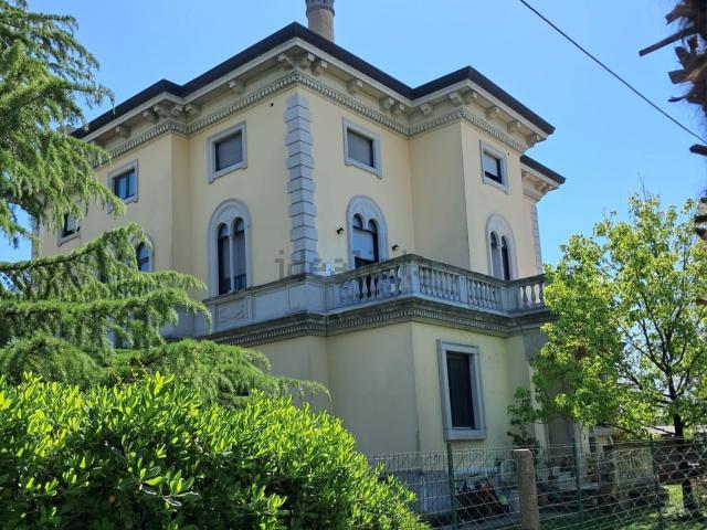 Appartamento in vendita di 110 m² in Via Giacomo Matteotti