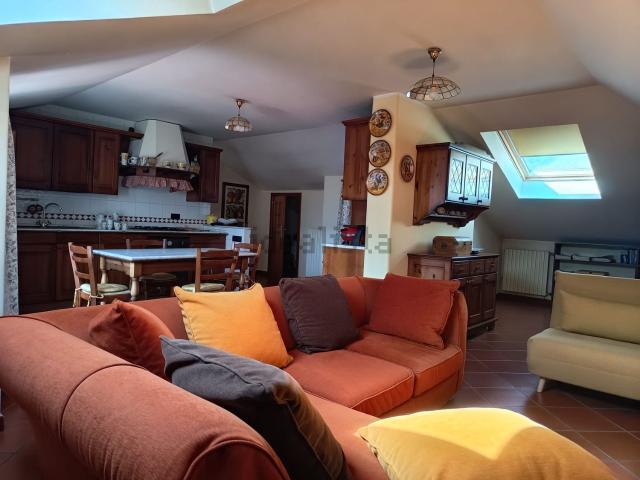 Appartamento in vendita di 110 m² in Via D. Cirillo, 18