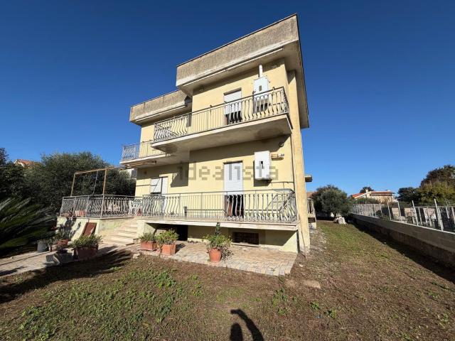Appartamento in vendita di 110 m² in Via delle Dalie, 34