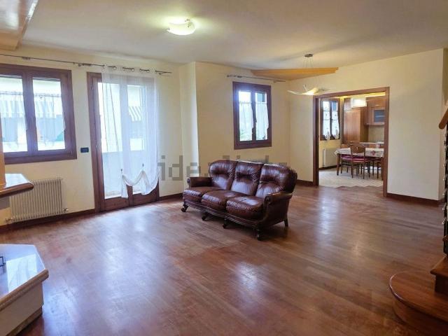 Appartamento in vendita di 110 m² in Via Europa, 12