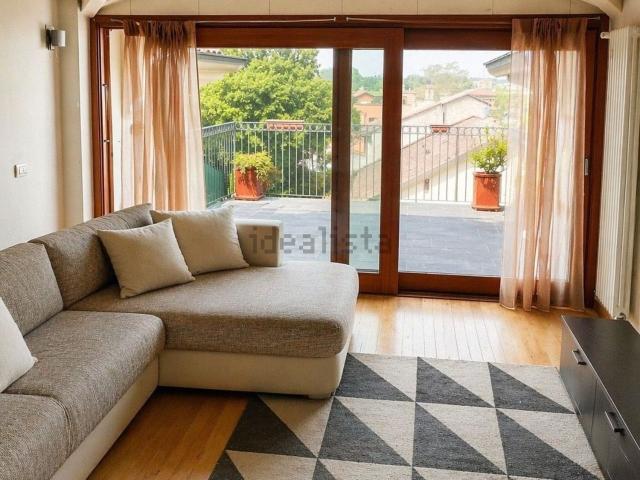 Appartamento in vendita di 110 m² in Via Ferdinando Zanzucchi, 2