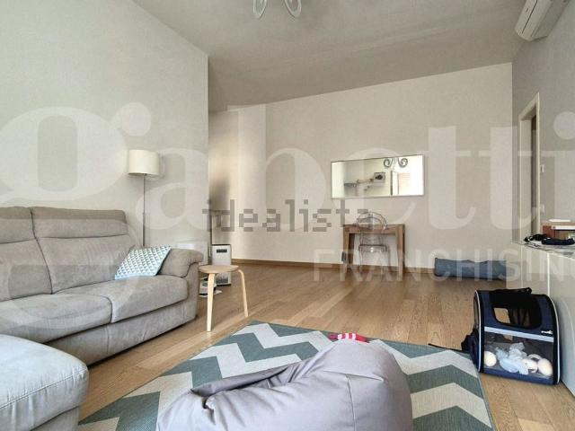 Appartamento in vendita di 110 m² in Via Fratelli Rosselli, 33