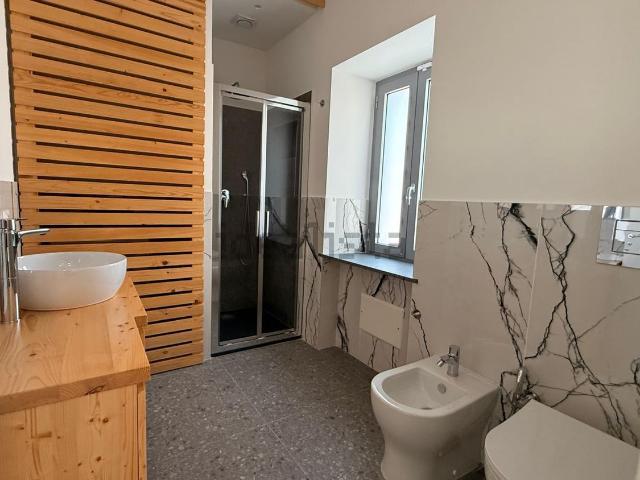 Appartamento in vendita di 110 m² in Via Lungolago, 30