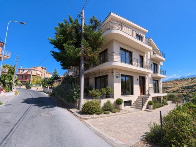Appartamento in vendita di 110 m² in Via Nuova Messina, 109