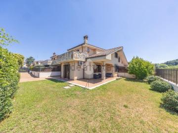Appartamento in vendita di 110 m² in Via Rocca Canterano, 12