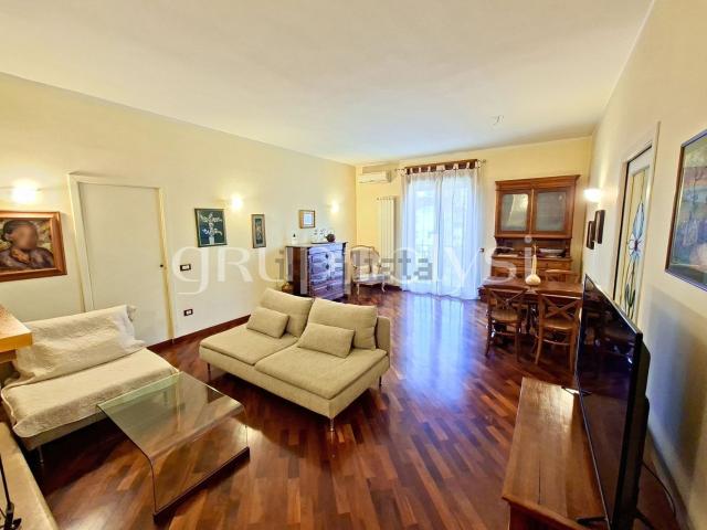 Appartamento in vendita di 110 m² in Via Ugo Foscolo, 15